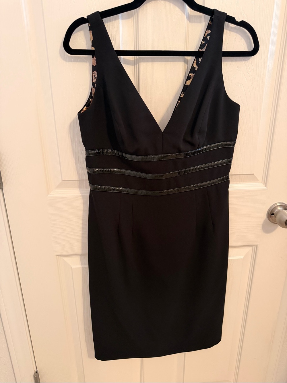 Carmen Marc Valvo Black V-Neck Sleeveless Sheath Dress